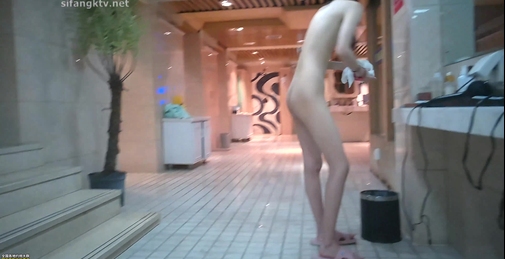 洗浴中心内部员工偷拍高挑大长腿模特妹子 怼着她阴毛拍腿上功夫了得夹着浴巾走路